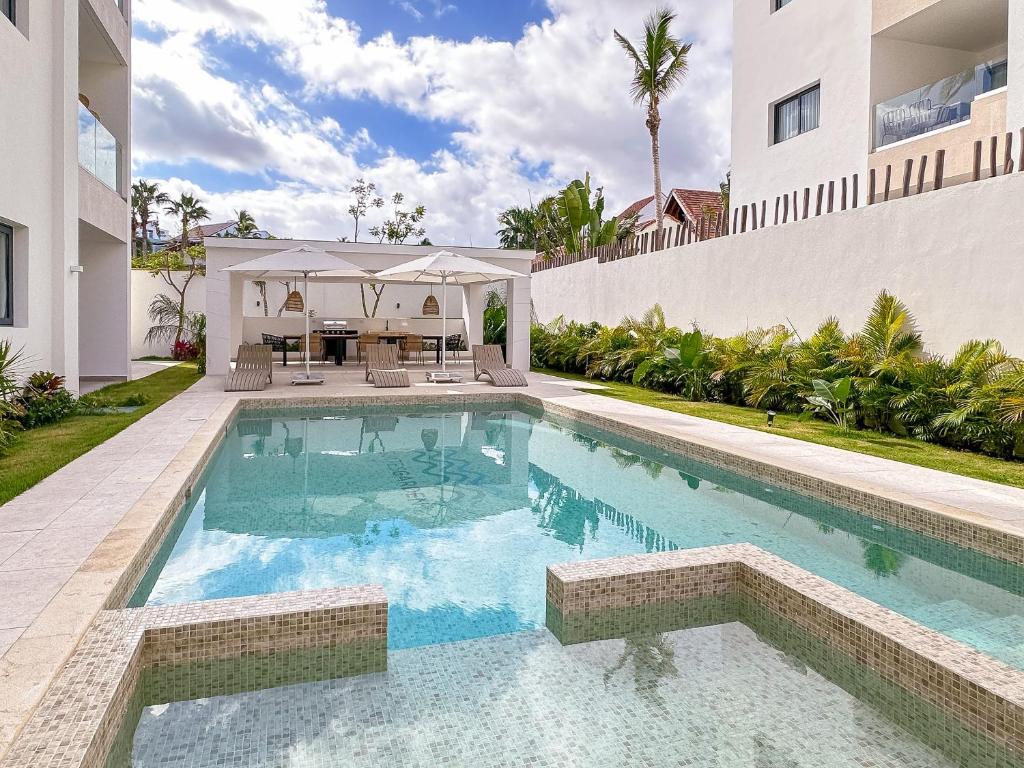 uma piscina no quintal de uma casa em Cozy and beautiful apartment at the beach em Punta Cana