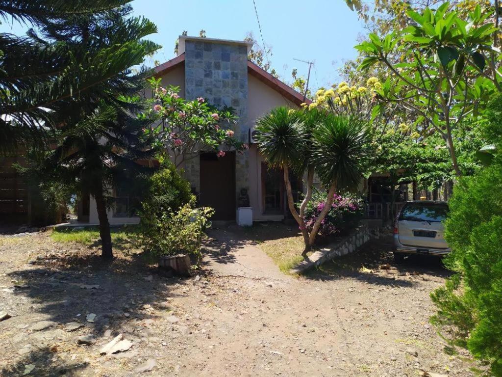 una casa con un coche aparcado delante en Pauls Homestay, en Wado