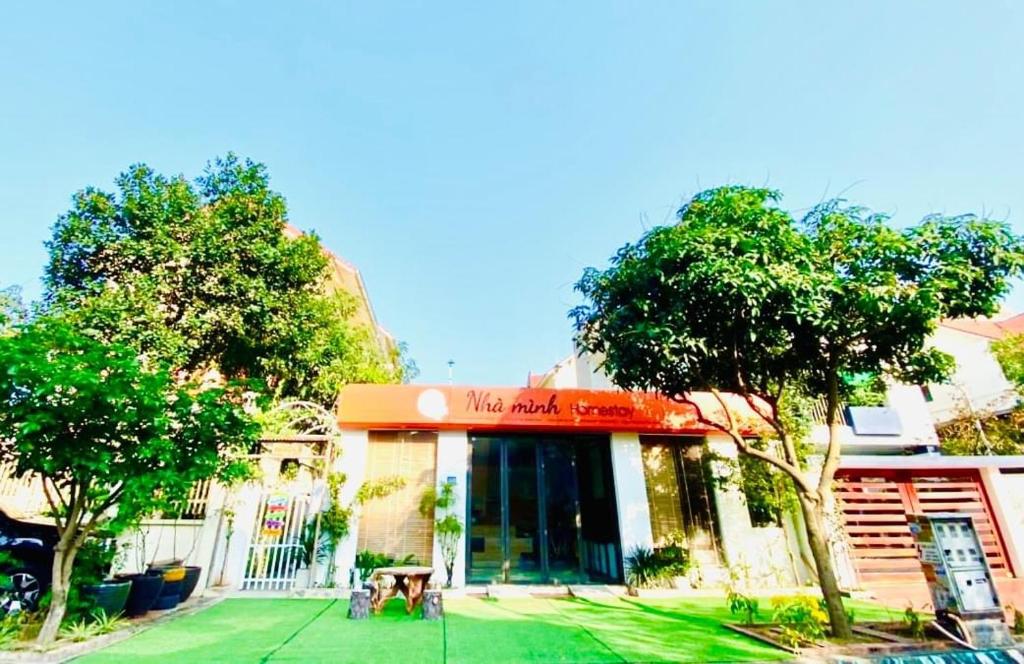 ハロンにあるNhà Mình Homestay Doubleの正面に看板がある建物