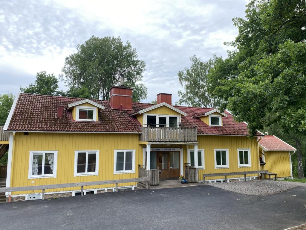 奈舍的住宿－Lövhults Vandrarhem，黄色的房屋,有红色的屋顶