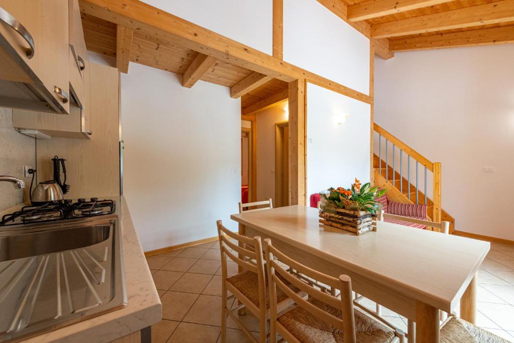 uma cozinha com uma mesa e um fogão em Family Wellness Camping al Sole em Molina di Ledro