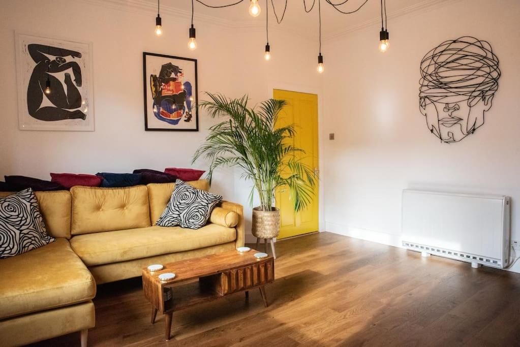 uma sala de estar com um sofá e uma mesa em Stylish three-bedroom house in central Lerwick em Lerwick