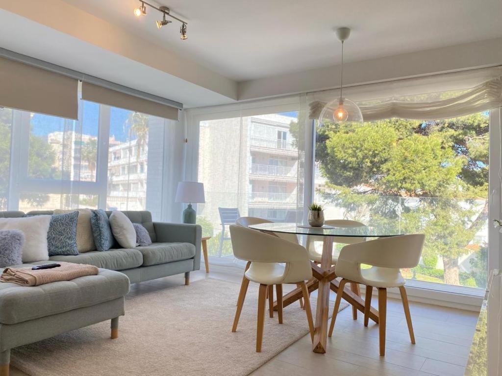 sala de estar con mesa y sofá en Brisa Puerto Marina Apartments, en Benalmádena