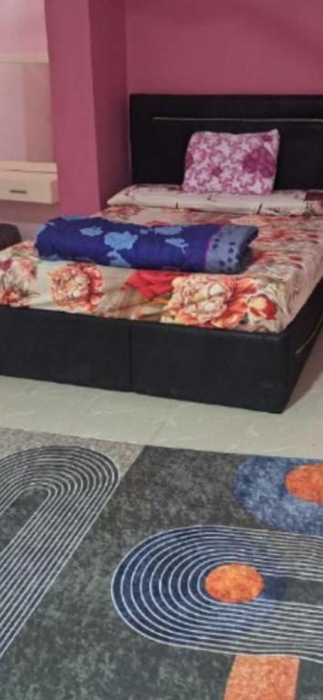 2 Einzelbetten in einem Zimmer mit einem Teppich in der Unterkunft الاسكندرية للضيافة in Alexandria