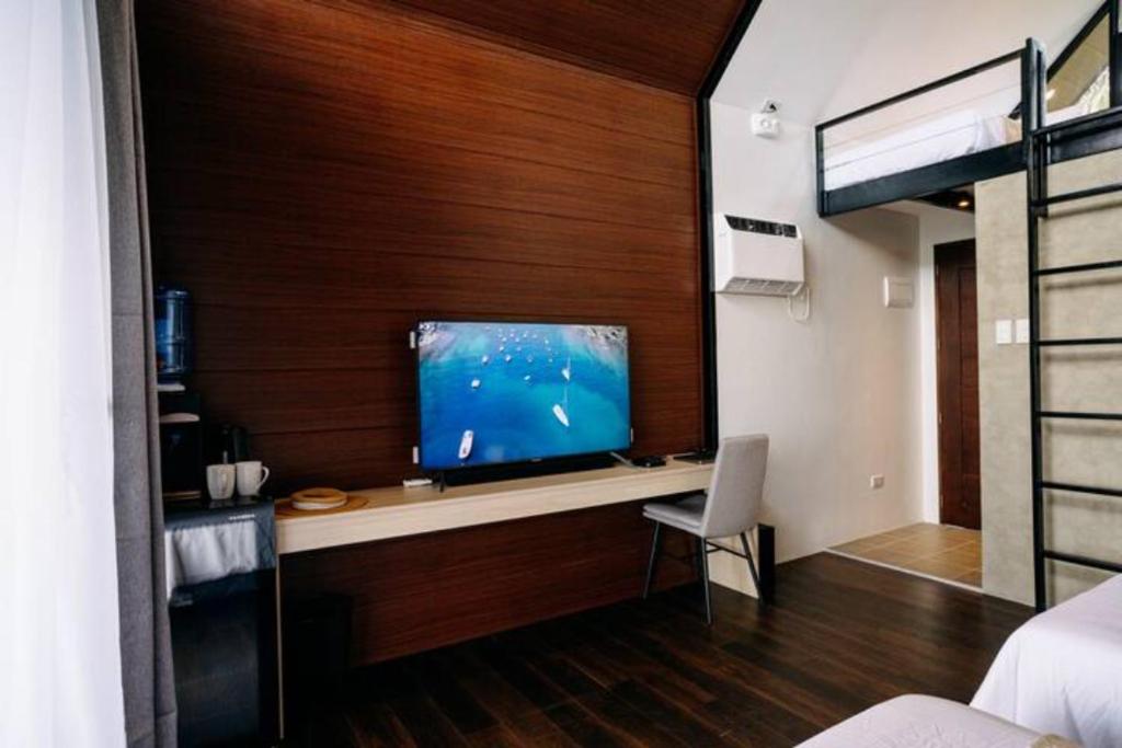 TV a/nebo společenská místnost v ubytování Grey Rock Mountain Cabin w/ Jacuzzi