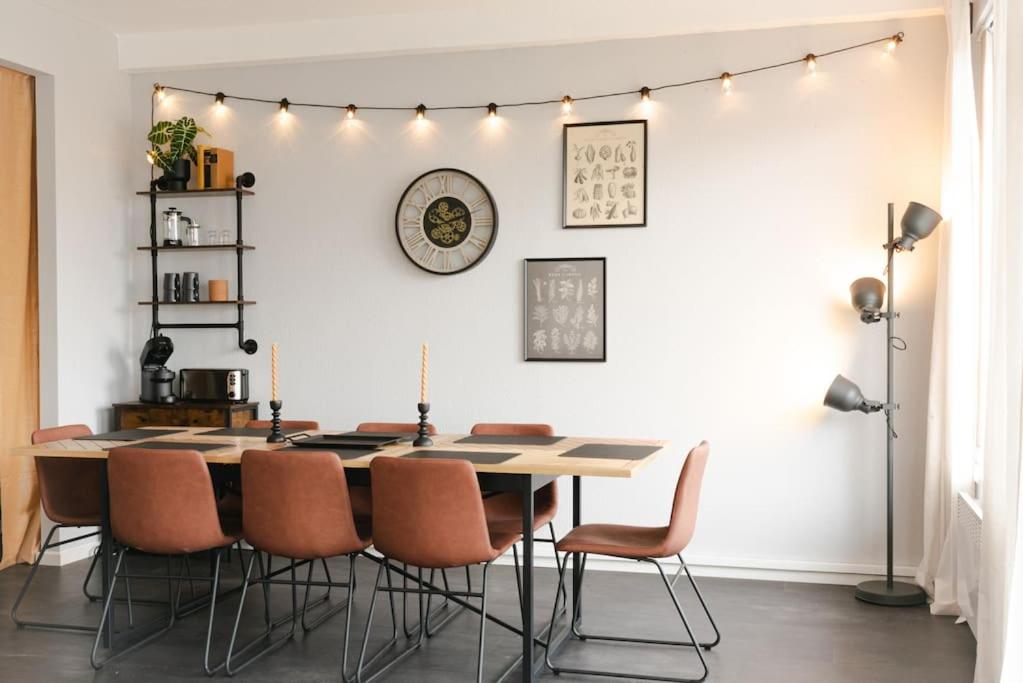 ein Esszimmer mit einem Tisch und Stühlen in der Unterkunft Industrial Apartment für 8 - Gemeinsam auf Reisen in Schwetzingen