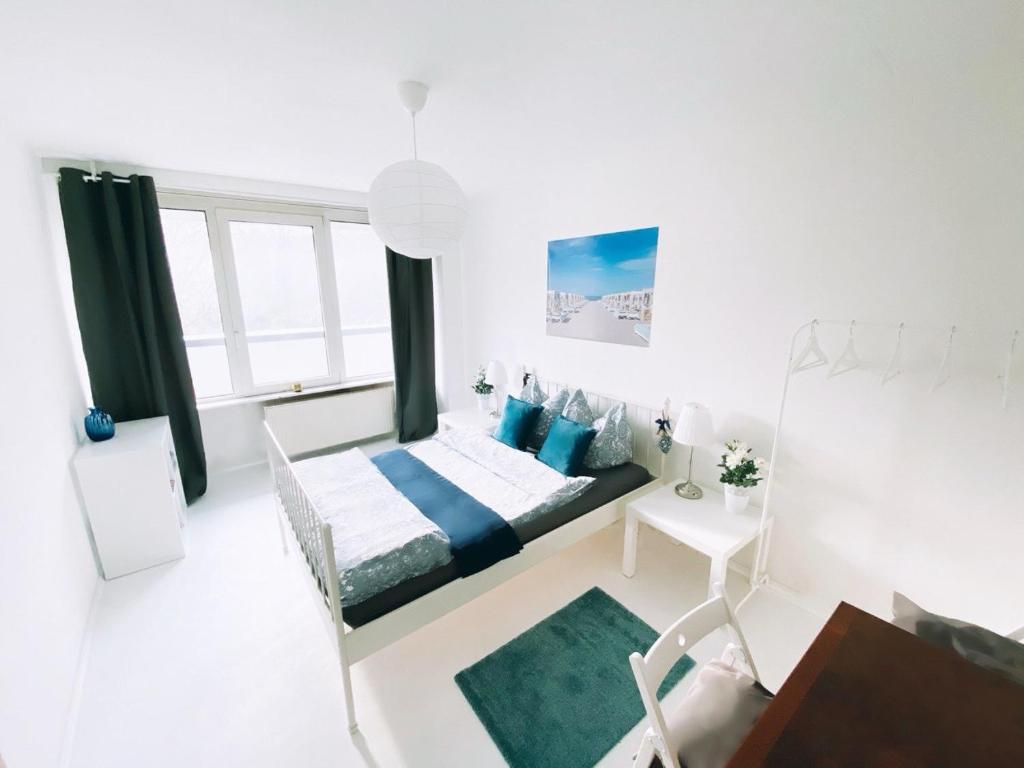 ein weißes Zimmer mit einem Bett und einem Tisch in der Unterkunft Great central premium 1 BR apartment in best area 10117 Berlin Mitte, Leipziger Straße in Berlin