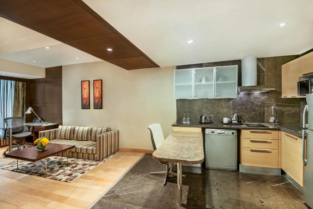 Kuchyň nebo kuchyňský kout v ubytování Crowne Plaza Greater Noida by IHG
