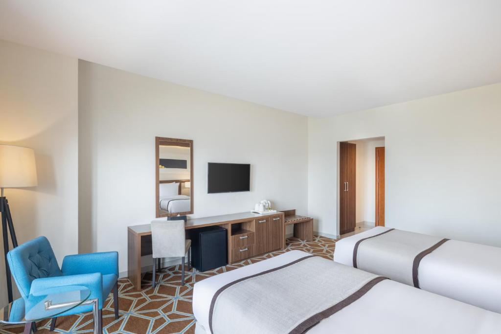 TV a/nebo společenská místnost v ubytování Blue Coral Hotel