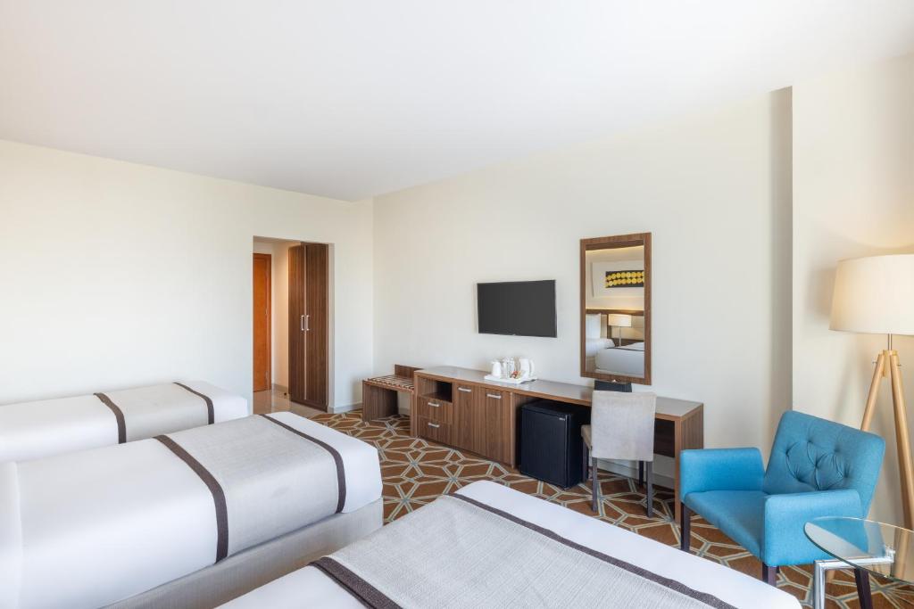 TV a/nebo společenská místnost v ubytování Blue Coral Hotel