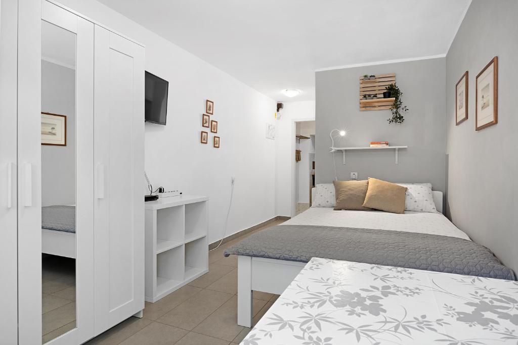 Habitación pequeña con cama y escritorio. en Studio Valkane PRIVATE GARDEN, en Pula