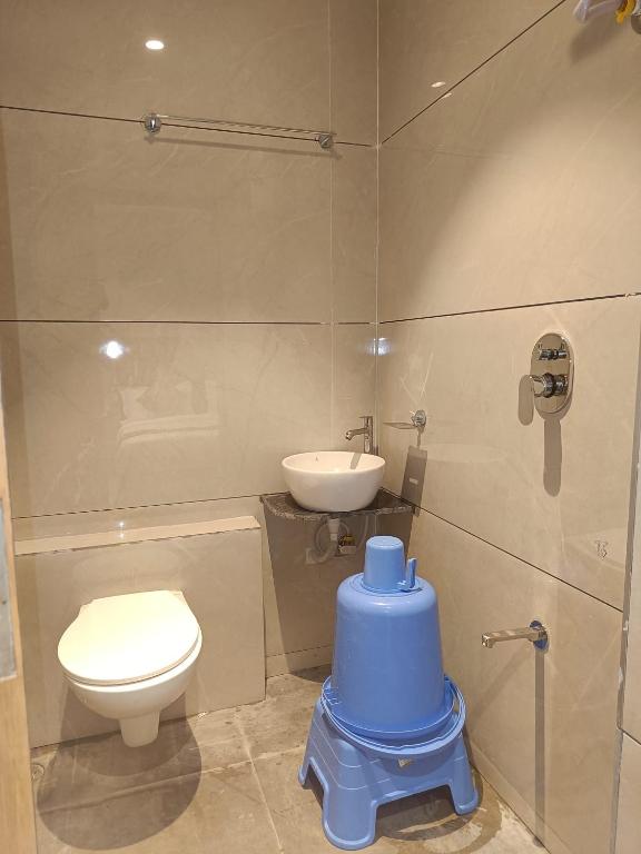 La salle de bains est pourvue de toilettes et d'un lavabo. dans l'établissement Relax Inn - Drive In Road, à Ahmedabad