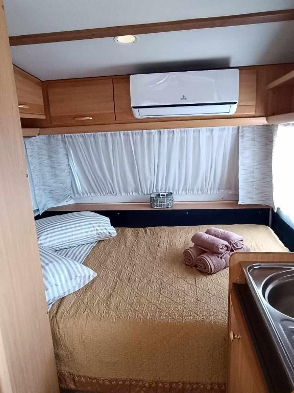Voodi või voodid majutusasutuse Fox Caravan toas
