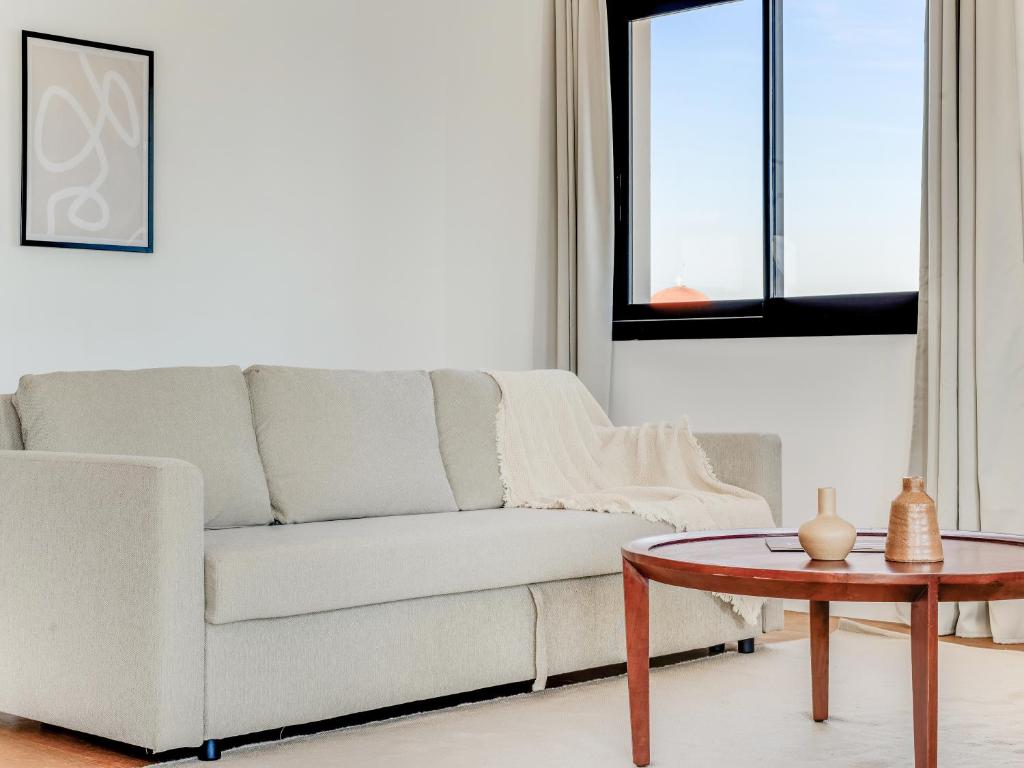 Sanders Crystal 1 - Three-Bedroom Apartment With Shared Pool