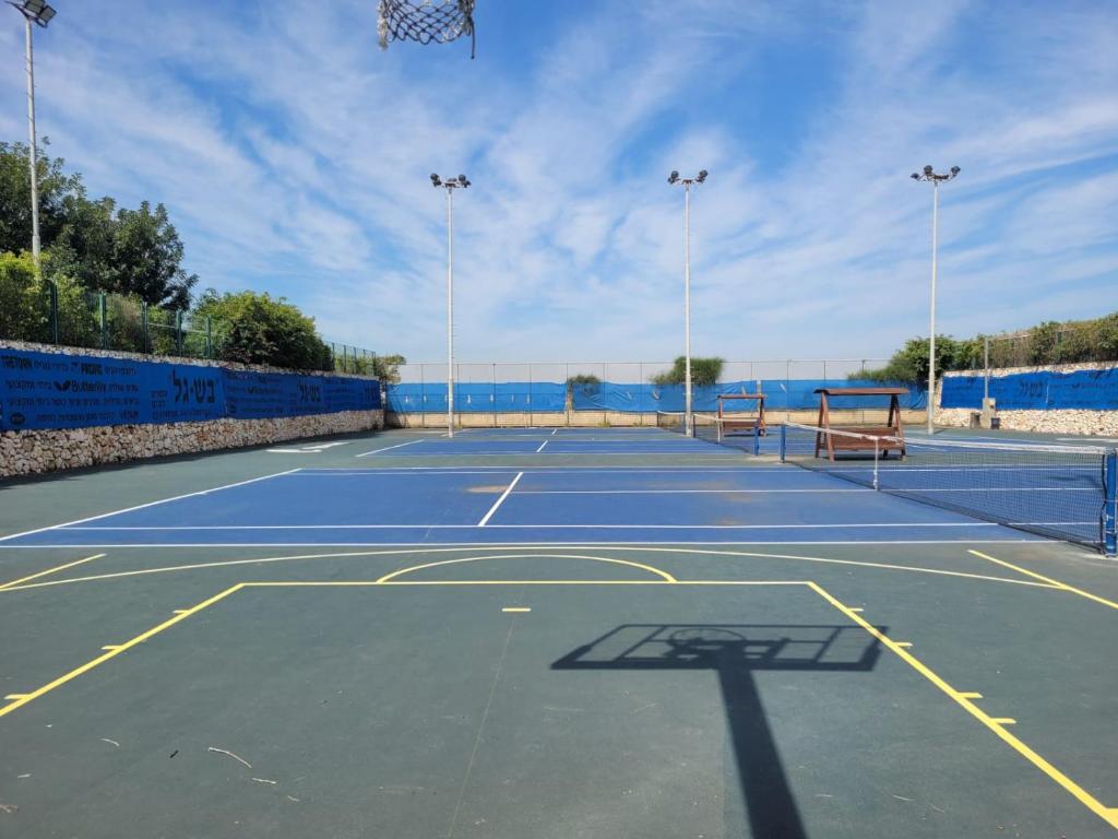 Tenis a/nebo squash v ubytování סי מיה - דירות מהממות במתחם נאות גולף nebo okolí