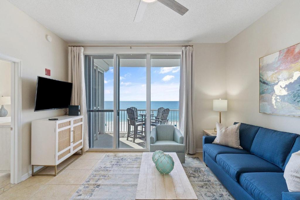 - un salon avec un canapé bleu et une vue sur l'océan dans l'établissement Spanish Key 609, à Perdido Key