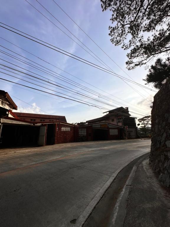 una calle vacía al lado de un edificio con líneas eléctricas en Sefernia Tranquil Abode, en Baguio