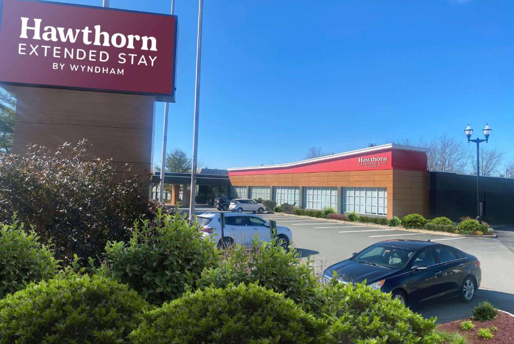 una señal de permanencia autorizada en un estacionamiento en Hawthorn Extended Stay by Wyndham Ellsworth Bar Harbor en Ellsworth