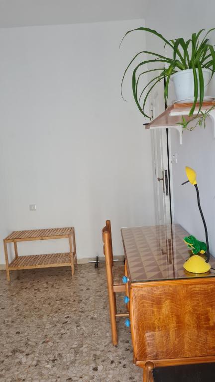 um quarto com uma mesa e um vaso de plantas em Luce em Pescara