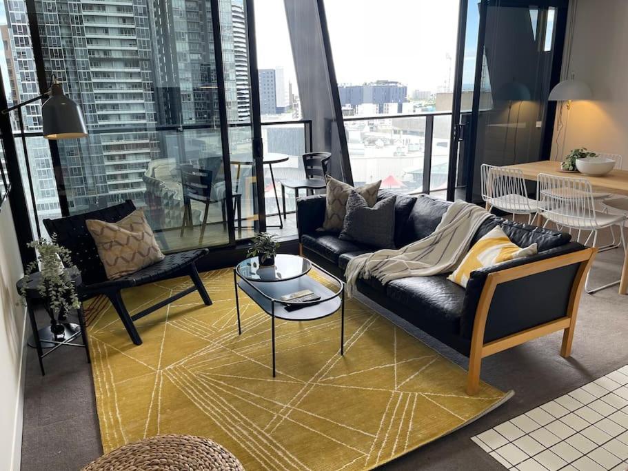 Fresh Look at Stunning City Skyline Apartment
