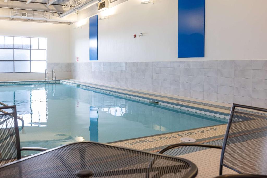 Bazén v ubytování DoubleTree by Hilton Calgary North nebo v jeho okolí