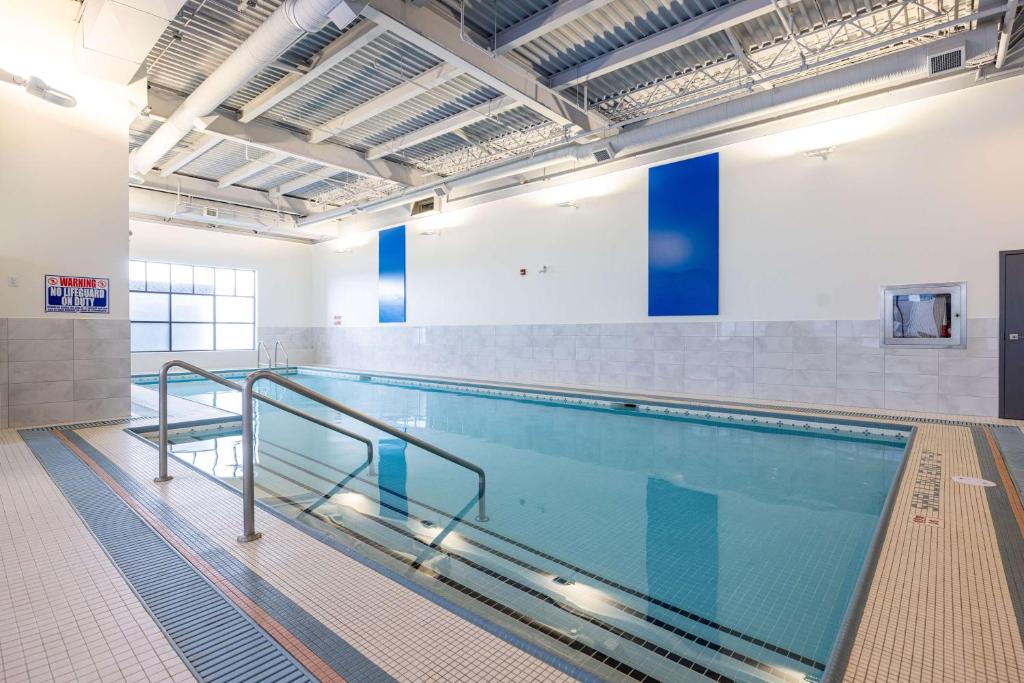 Bazén v ubytování DoubleTree by Hilton Calgary North nebo v jeho okolí