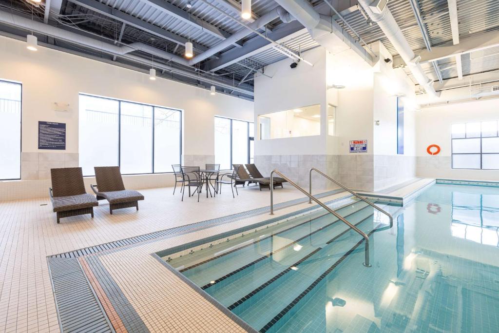 Bazén v ubytování DoubleTree by Hilton Calgary North nebo v jeho okolí