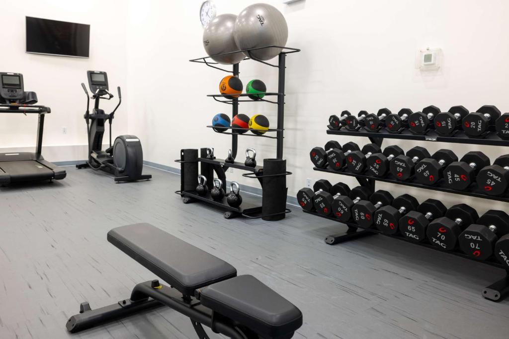 Fitness centrum a/nebo fitness zařízení v ubytování DoubleTree by Hilton Calgary North