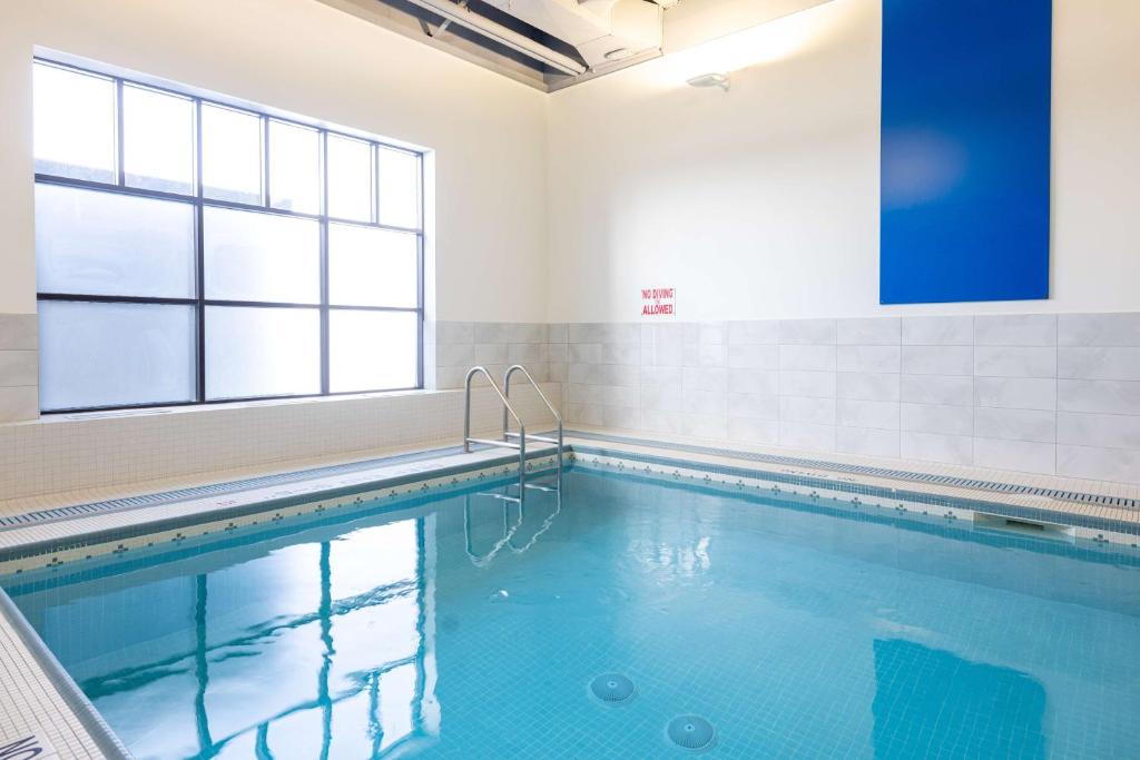 Bazén v ubytování DoubleTree by Hilton Calgary North nebo v jeho okolí