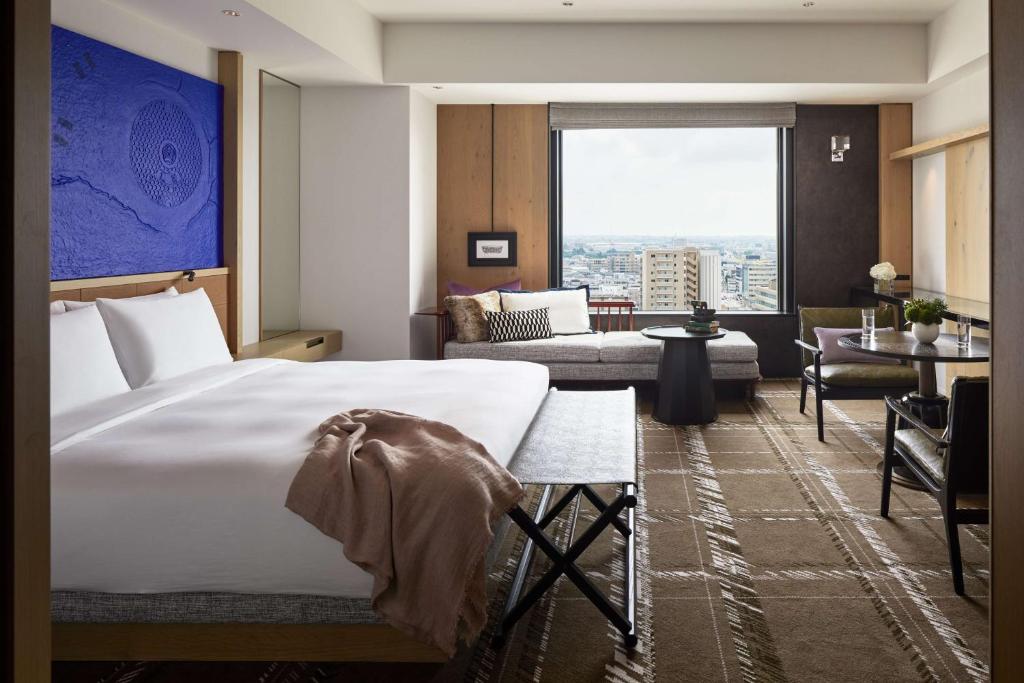 Postel nebo postele na pokoji v ubytování Hyatt Centric Kanazawa