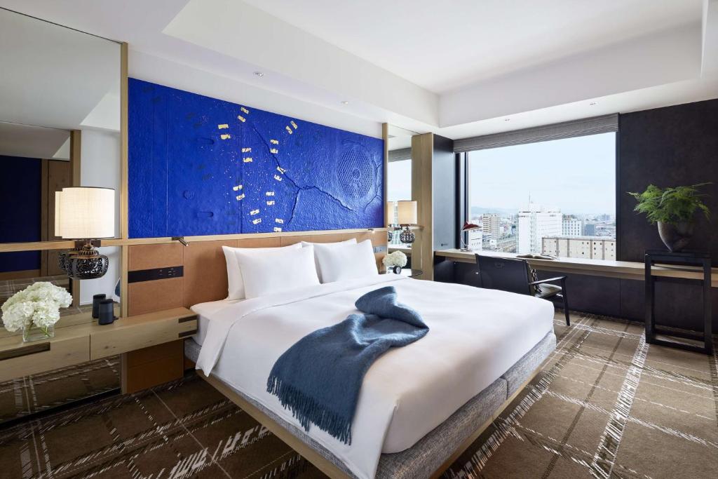 Postel nebo postele na pokoji v ubytování Hyatt Centric Kanazawa