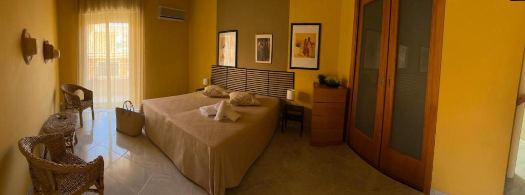 1 dormitorio con 1 cama con toallas en Armocromia apartment, en Pozzallo