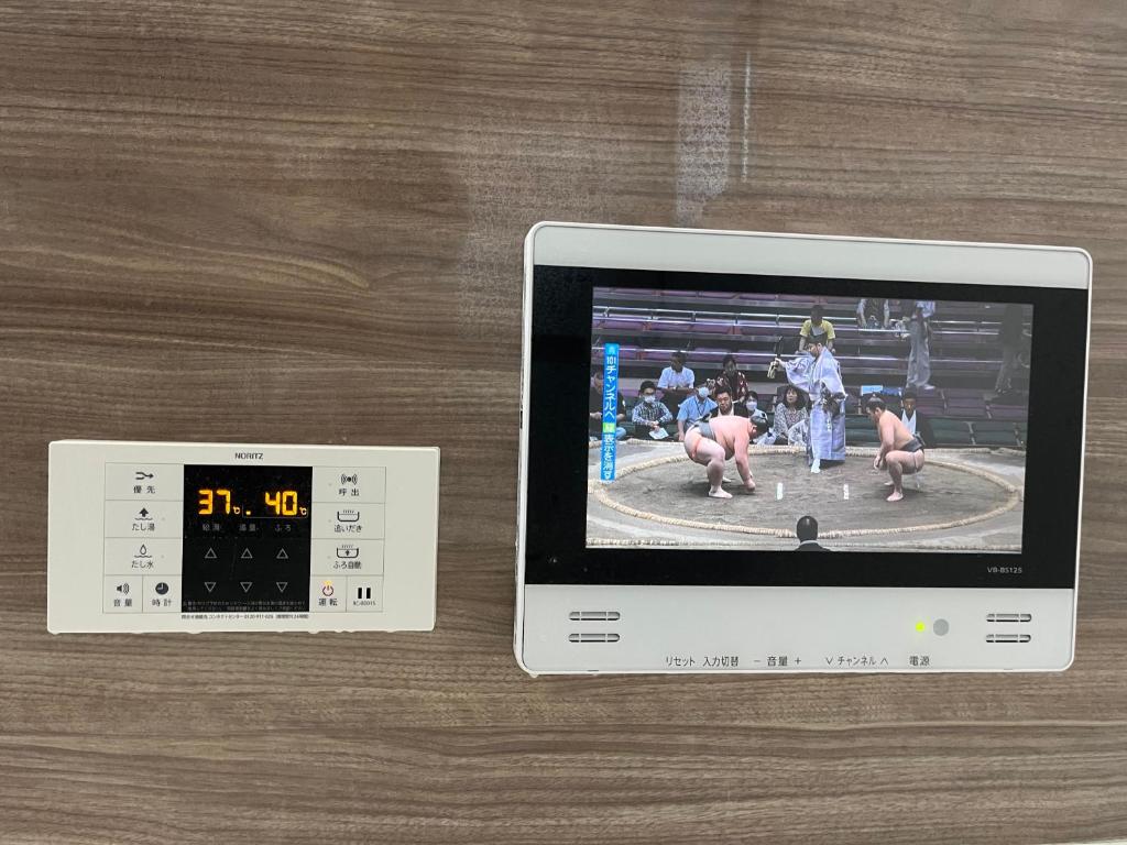 TV a/nebo společenská místnost v ubytování Bon House Kanamachi Direct to Sensoji Skytree Disneyland Airport Free Parking