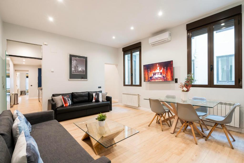 un soggiorno con un divano e un tavolo di Atocha3 Superb Location - 4Bedrooms 2 Baths a Madrid