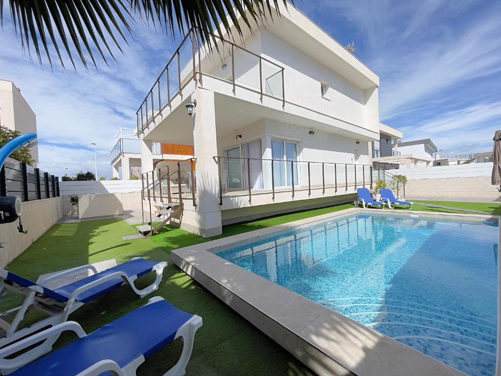 uma villa com piscina em frente a uma casa em Perfect Getaway Villa em Gran Alacant
