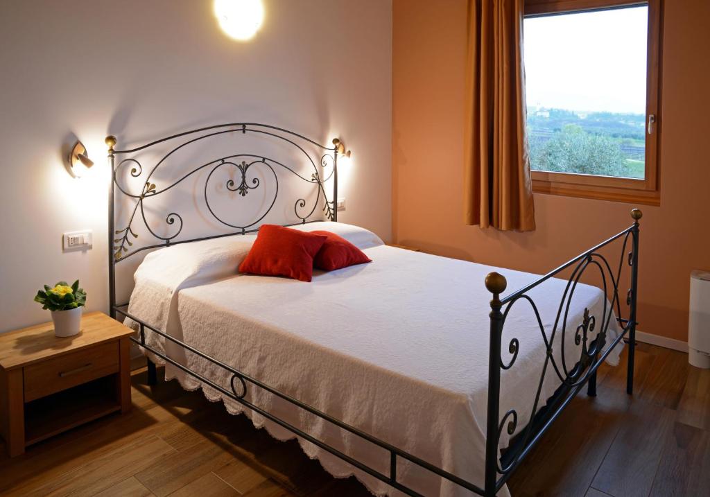 Ένα ή περισσότερα κρεβάτια σε δωμάτιο στο Agriturismo Fioralba