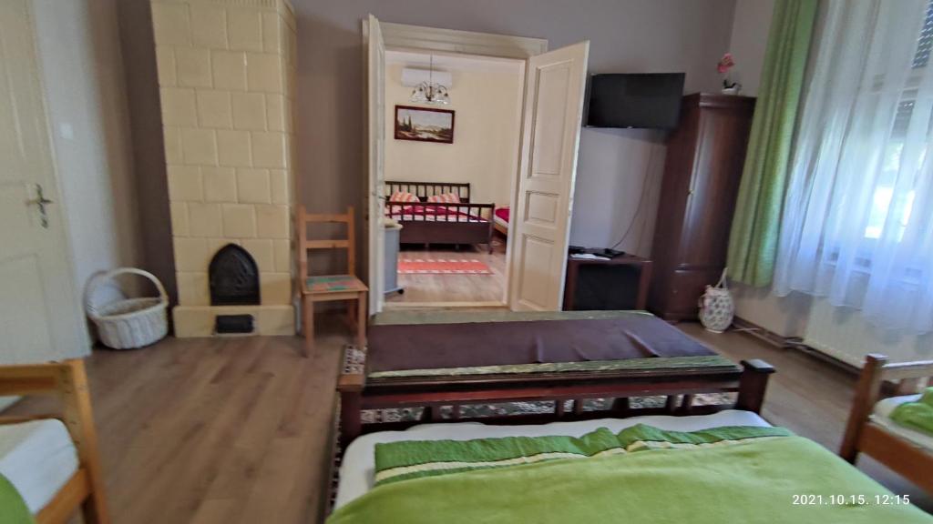 Postel nebo postele na pokoji v ubytování Vazsita ház