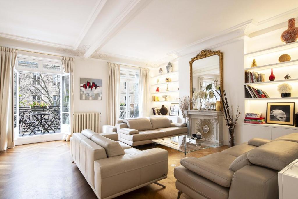 un salon avec des canapés et une cheminée dans l'établissement Deluxe Paris St Germain Suite, à Paris