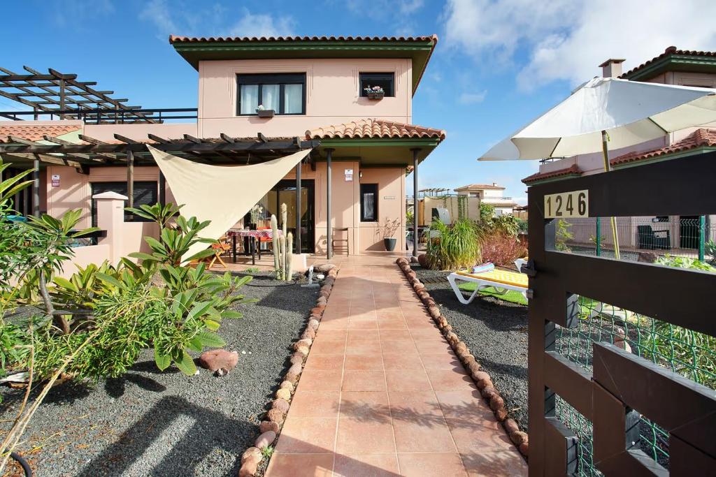 Una casa con un camino que conduce al patio delantero. en Amadeus, en La Oliva