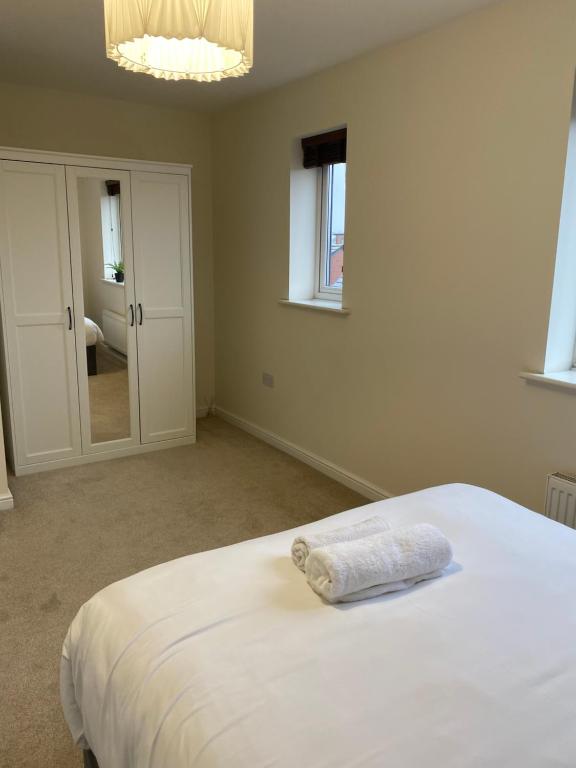 Postel nebo postele na pokoji v ubytování Rooms in Beautiful Home in Wolverhampton!