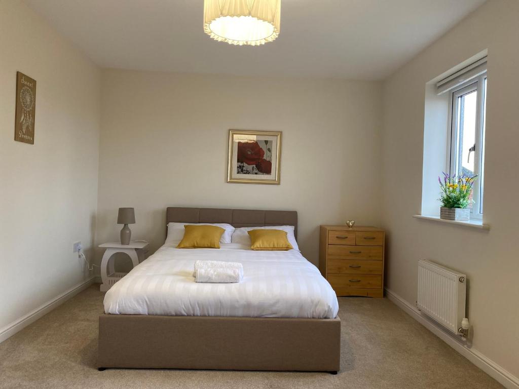Postel nebo postele na pokoji v ubytování Rooms in Beautiful Home in Wolverhampton!
