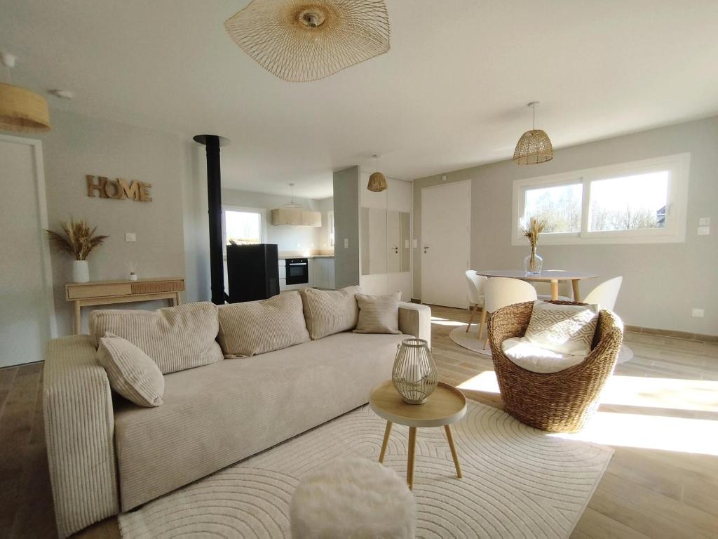 Maisons的住宿－Comme à la "MAISONS"，客厅配有沙发、椅子和桌子