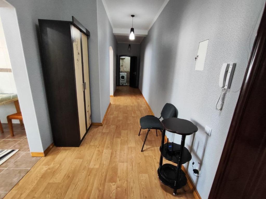 - un couloir avec deux chaises et une table dans une chambre dans l'établissement Квартира в районе Океан!, à Bishkek