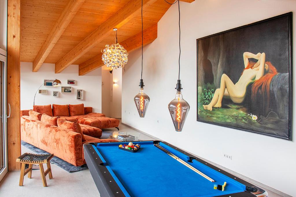 uma sala de estar com uma mesa de bilhar e um sofá em ※Luxus Loft mit Boxspringbetten und Heimkino ※ em Inzlingen