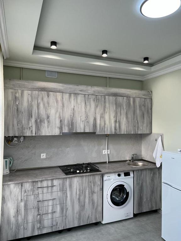 Il comprend une cuisine équipée d'une cuisinière et d'un lave-linge. dans l'établissement Modern Apartment, à Erevan