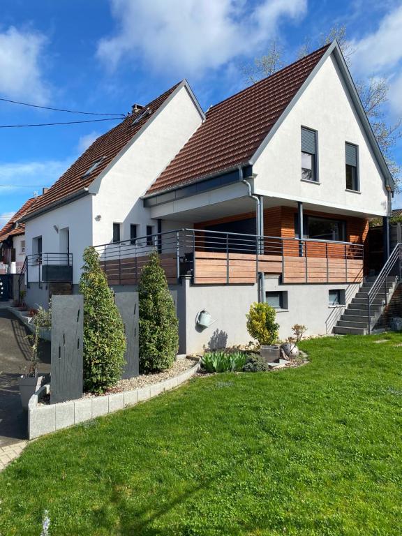 Griesheim-près-Molsheim的住宿－"Chez L" Maison individuelle 8 personnes - Jardin & Piscine Spa，白色房子,有棕色的屋顶