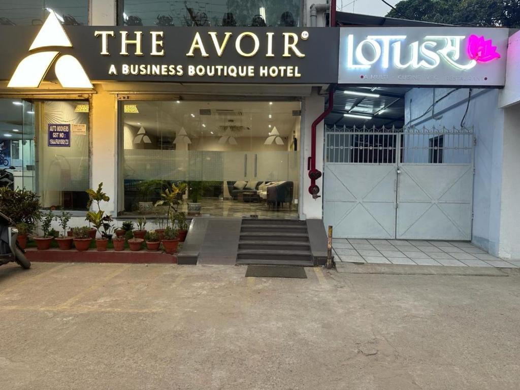 un edificio con un cartel que lee el ivoir un hotel boutique de negocios en Hotel The Avoir Asansol, en Āsansol