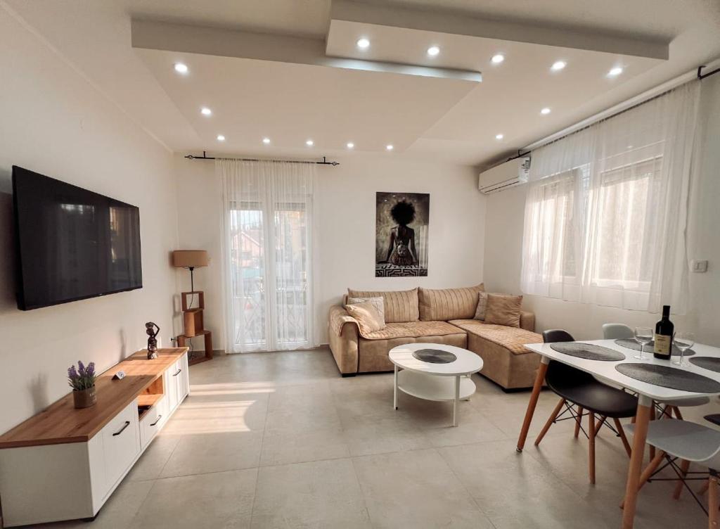 uma sala de estar com um sofá e uma mesa em M&N Residence Tivat em Tivat