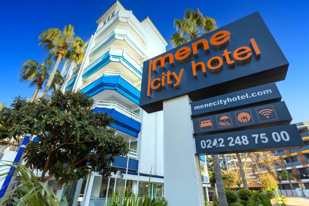 un panneau devant un hôtel de ville dans l'établissement Mene City Hotel, à Antalya