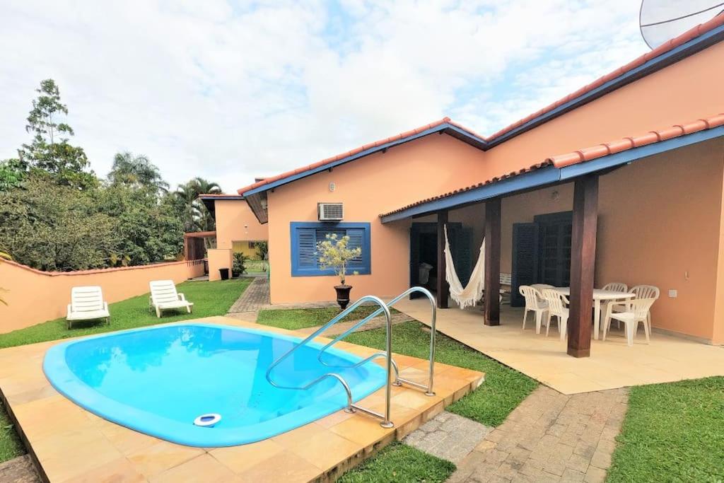 ein Haus mit einem Pool im Hof in der Unterkunft Casa com piscina a 250m da praia! in Ubatuba